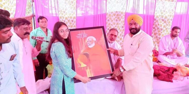 प्रतापगढ़ में चातुर्मास पूर्ण कर पधारे संत श्री शंभूराम जी महाराज का हर्णेश्वर महादेव मंदिर घसोई पर कैबिनेट मंत्री हरदीप सिंह डंग ने स्वागत कर आशीर्वाद प्राप्त किया।