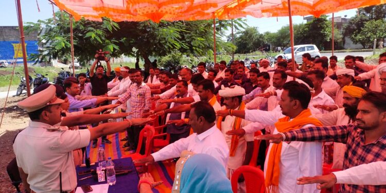 झाबुआ पुलिस द्वारा ग्रामों के सरपंच, तड़वी एवं ग्रामवासियों को नशा मुक्ति हेतु जागरूक किया गया।