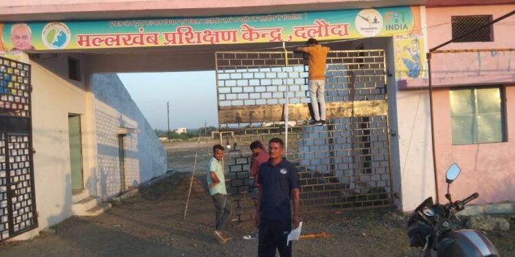 वृक्षारोपण के लिए पंचायत द्वारा अटल बिहारी खेल परिसर दलोदा पर पौधे एवं मलखंब प्रशिक्षण केंद्र के लिए सुविधाएं उपलब्ध कराने का कार्य तथा ग्राउंड लेवलिंग कर रनिंग ट्रेक का कार्य ग्राम पंचायत दलोदा चौपाटी द्वारा सराहनीय कार्य किया जा रहा है