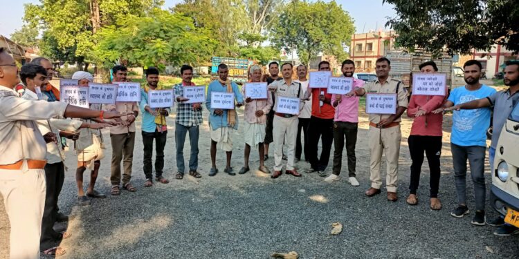 नशा मुक्ति के बने पोस्टर के माध्यम से पेटलावाद की पुलिस ने सपत दिलाई।