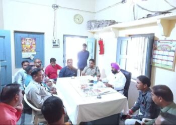 सुवासरा कृषि उपज मंडी में व्यापारी प्रतिनिधियों के साथ कैबिनेट मंत्री हरदीप सिंह डंग ने बैठक कर मंडी के सुचारू संचालन के संबंध में चर्चा की