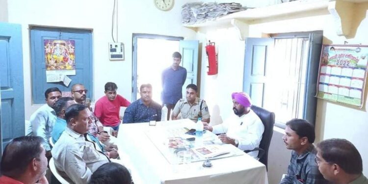 सुवासरा कृषि उपज मंडी में व्यापारी प्रतिनिधियों के साथ कैबिनेट मंत्री हरदीप सिंह डंग ने बैठक कर मंडी के सुचारू संचालन के संबंध में चर्चा की