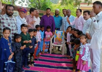 सुवासरा शहर कांग्रेस कमेटी के द्वारा चाचा नेहरू की जयंती पर नन्हे मुन्ने बालक बालिकाओं को बिस्किट वितरित किए एवम श्रद्धांजलि अर्पित की गई