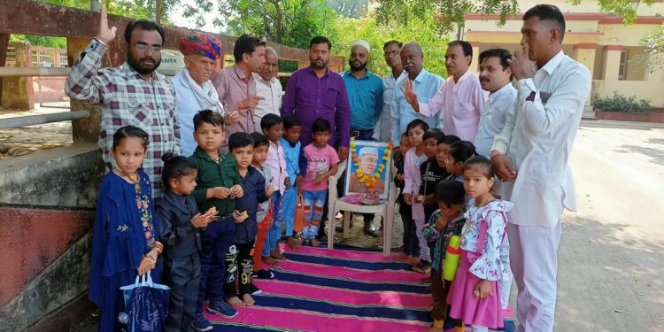 सुवासरा शहर कांग्रेस कमेटी के द्वारा चाचा नेहरू की जयंती पर नन्हे मुन्ने बालक बालिकाओं को बिस्किट वितरित किए एवम श्रद्धांजलि अर्पित की गई