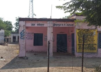 कभी कभी आते है साहब ज़ब इनकी मर्जी होती है तक आते है पंचायत में क्या जनप्रतिनिधियों का नहीं है कोई ध्यान