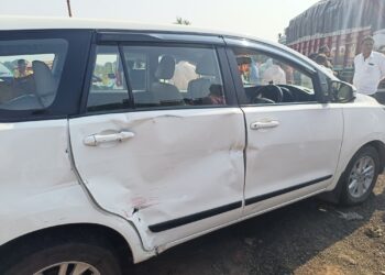 मंदसौर के नया खेड़ा बाईपास के निकट वाहन के आगे आए गाय के बछड़े को बचाने में वाहान डिवाइडर पर चढ़कर दुर्घटनाग्रस्त हो गया