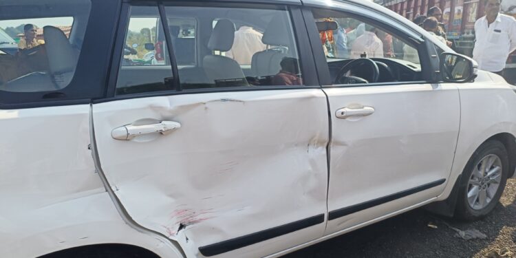 मंदसौर के नया खेड़ा बाईपास के निकट वाहन के आगे आए गाय के बछड़े को बचाने में वाहान डिवाइडर पर चढ़कर दुर्घटनाग्रस्त हो गया