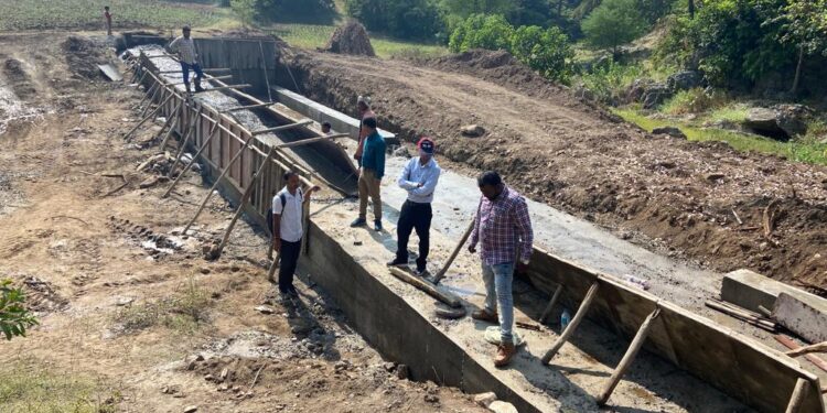 सीईओ जिला पंचायत के द्वारा वाटरशेड के कार्यों का निरीक्षण किया गया।