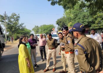 दुर्घटना स्थल का जायजा लेने झाबुआ कलेक्टर और पुलिस अधीक्षक आज पीपलखूंटा पहुंचे।