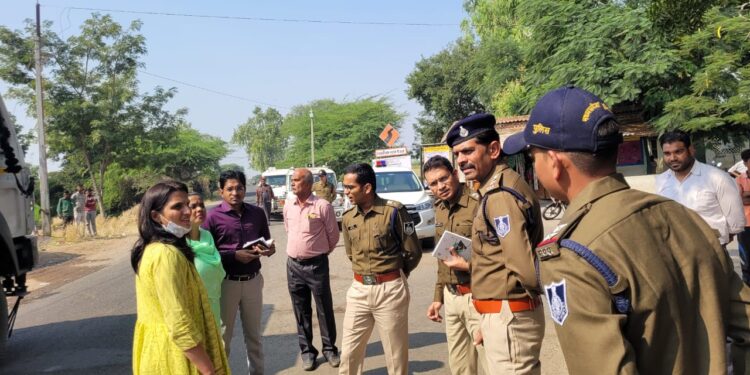 दुर्घटना स्थल का जायजा लेने झाबुआ कलेक्टर और पुलिस अधीक्षक आज पीपलखूंटा पहुंचे।