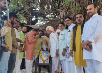 सुवासरा तहसील में ब्लॉक कांग्रेस कमेटी के द्वारा भारत जोड़ो यात्रा पर ग्राम अंगारी से पदयात्रा का शुभरम्भ किया गया वही आम्बा में गांधी चौपाल लगाकर समापन किया