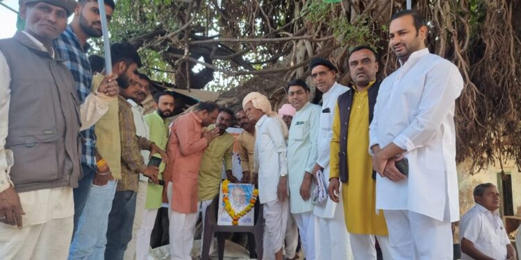 सुवासरा तहसील में ब्लॉक कांग्रेस कमेटी के द्वारा भारत जोड़ो यात्रा पर ग्राम अंगारी से पदयात्रा का शुभरम्भ किया गया वही आम्बा में गांधी चौपाल लगाकर समापन किया