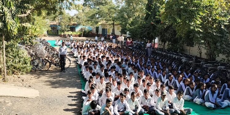 शासन के द्वारा निःशुल्क छात्राओं को साईकिल वितरण का कार्यक्रम आयोजित किया गया।