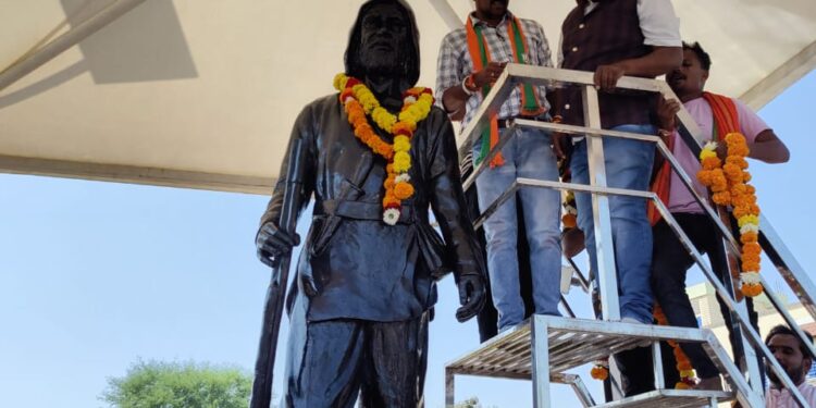 झाबुआ जिला नवनियक्त भानु भूरिया ने टंटिया मामा कि प्रतिमा पर माल्यार्पण किया।