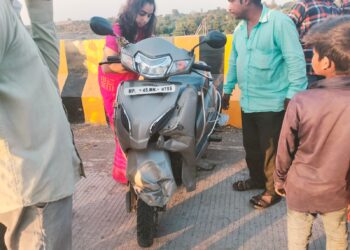 झाबुआ बड़े फुल पर हुआ हादसा स्कूटी ओर पल्सर बाईक भाई कि हुई टक्कर।