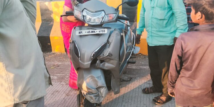 झाबुआ बड़े फुल पर हुआ हादसा स्कूटी ओर पल्सर बाईक भाई कि हुई टक्कर।