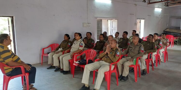 जिले के 48 हेड कांस्टेबल साथियों ने भाग लिया इस अवसर पर ध्यान के माध्यम से तनाव मुक्त कैसे रहा जा सकता है। इसका प्रशिक्षण दिया गया।