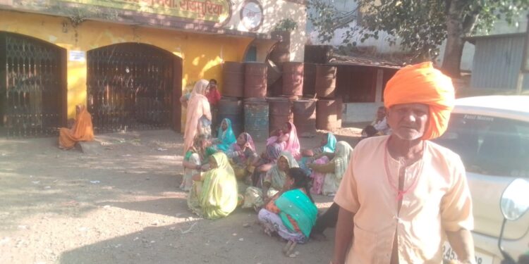 आदिमजाति सेवा सहकारी संस्था मर्यादित रायपुरिया गरीब ग्रामीणों को नहीं मिल पा रहा है गेहूं