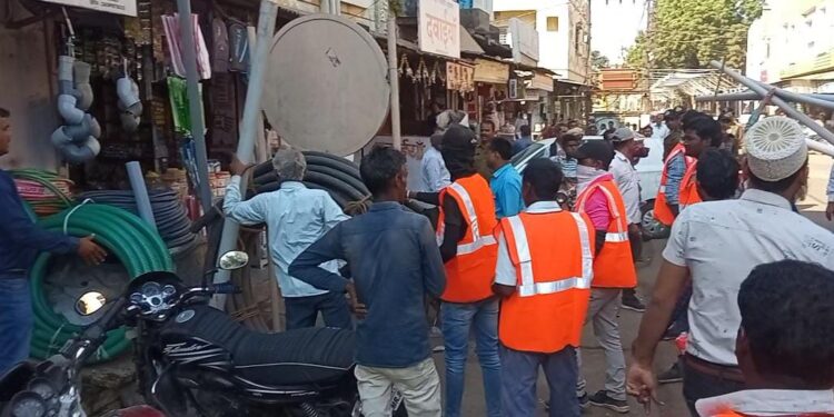 सुवासरा नगर परिषद व पुलिस बल द्वारा अतिक्रमण हटाने को लेकर हुई कार्यवाही