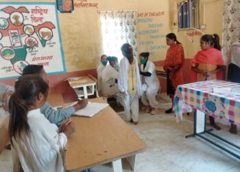 परवलिया बालक एवं कन्या छात्रावास में हेल्थ चेकअप कर हिमोग्लोबिन और एनीमिया की कमी के बारे में समझाया दी गई।