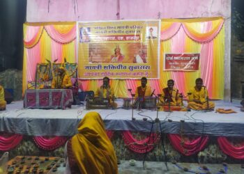 अखिल विश्व गायत्री परिवार शक्तिपीठ सुवासरा द्वारा दीप महायज्ञ का आयोजन, दीपों के प्रकाश से जगमगाया सभा चौक