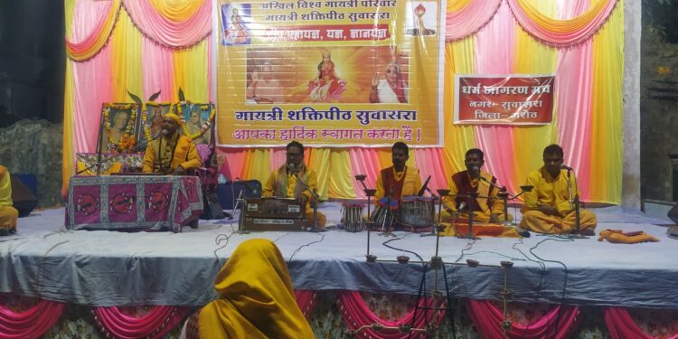 अखिल विश्व गायत्री परिवार शक्तिपीठ सुवासरा द्वारा दीप महायज्ञ का आयोजन, दीपों के प्रकाश से जगमगाया सभा चौक