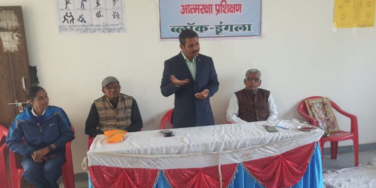 आत्मरक्षा के गुर विद्यार्थियों को सिखाएं