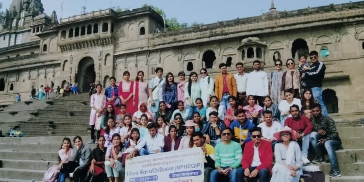 झाबुआ के महाविद्यालय के विद्यार्थी ने महेश्वर,जिला खरगोन में शैक्षणिक भ्रमण किया।