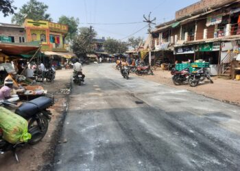 नेता हो तो ऐसा हो……वर्षों से धूल खा रही सड़के हो गई डामरीकरण