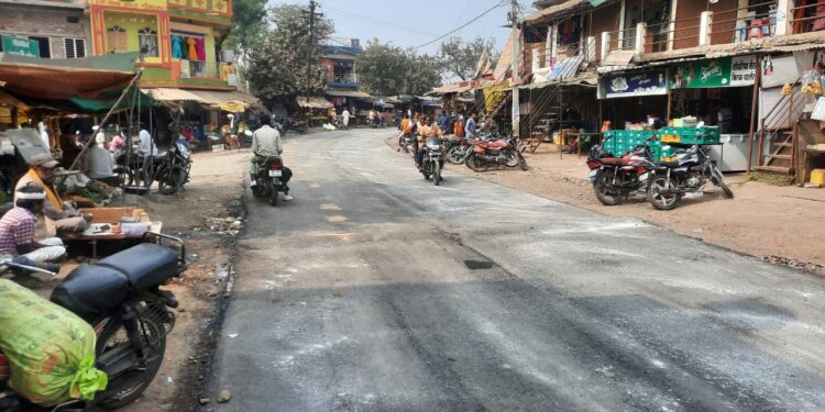 नेता हो तो ऐसा हो……वर्षों से धूल खा रही सड़के हो गई डामरीकरण