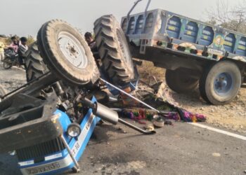 अनियंत्रित होकर पलटी ट्रैक्टर ट्रॉली। सड़क हादसे में 27 घायल 7 की हालत गंभीर