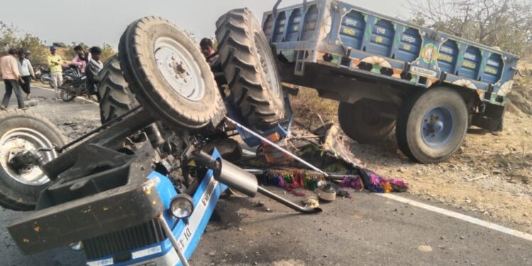 अनियंत्रित होकर पलटी ट्रैक्टर ट्रॉली। सड़क हादसे में 27 घायल 7 की हालत गंभीर