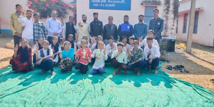 संभागस्तरीय प्रतियोगिता में पहुचे शासकीय माध्यमिक विद्यालय लूनी के खिलाड़ी :उज्जैन में होने वाली संभाग स्तरीय प्रतियोगिता में चयनित खिलाड़ियों का किया गया सम्मान