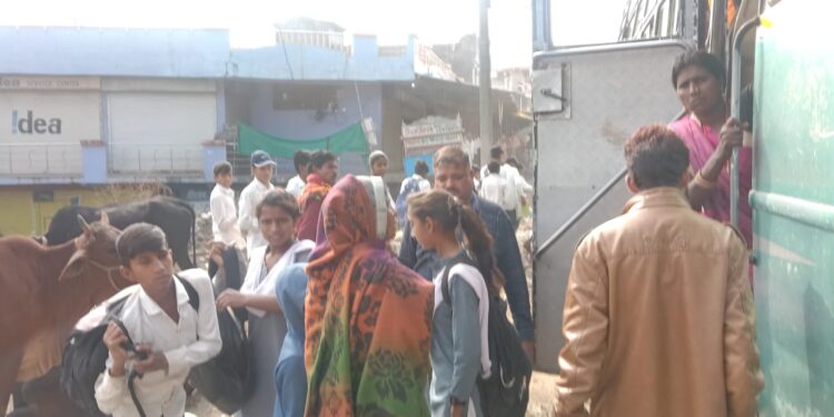 झकनावदा चौकी प्रभारी जी एस मावी द्वारा यातायात नियमों का पालन करवाया गया।