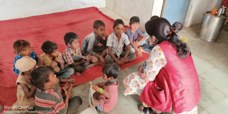 विकासखण्ड झाबुआ में शैक्षणिक संस्थाओं एवं आंगनवाडी केन्द्रों का कलेक्टर द्वारा आकस्मिक निरीक्षण किया गया।