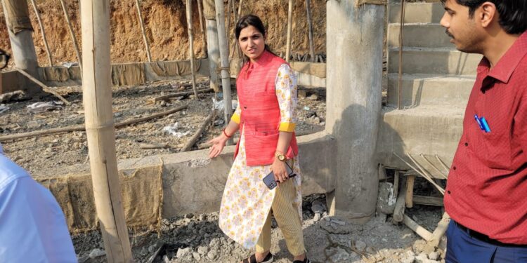 झाबुआ कलेक्टर ने ग्राम पंचायत पिपलिया में पानी की टंकी का निर्माण की गुणवत्ता के लिए अप्रसन्नता व्यक्त की