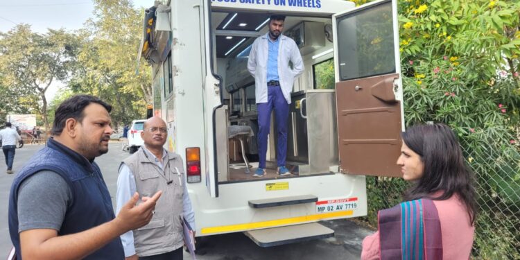 चलित खाद्य प्रयोगशाला का निरीक्षण एवं कार्यवाही हेतु निर्देशित किया गया।