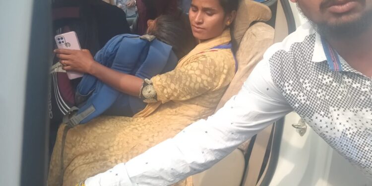 अचानक बालिका की तबीयत खराब होने पर तत्काल यातायात पुलिस द्वारा बालिका को अस्पताल पहुंचाया गया।