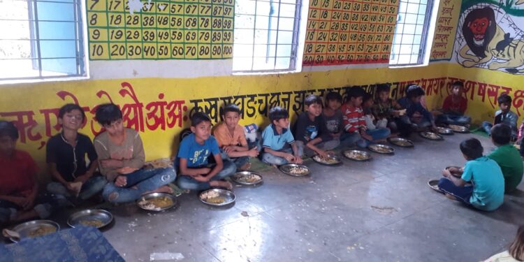 शिक्षा प्राप्त करने वाले बच्चों को अभी भी नहीं दिया जा रहा हैं मेन्यु के आधार पर भोजन।