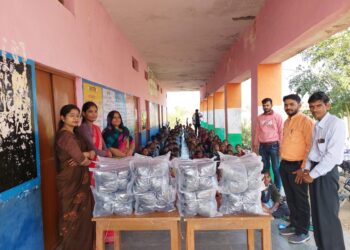 बच्चों को लगी सर्दी अध्यापकों ने दी जर्सी