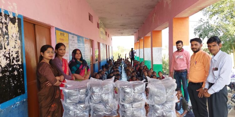 बच्चों को लगी सर्दी अध्यापकों ने दी जर्सी