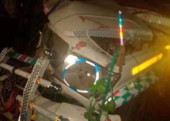 रायपुरिया बायपास पर बस को मारी पिकअप ने टक्कर।