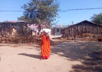 महिला एवं बाल विकास परियोजना पेटलावद के द्वारा आंगनवाड़ी कार्यकर्ता कौ टि एच आर उठाने कौ किया मजबुर