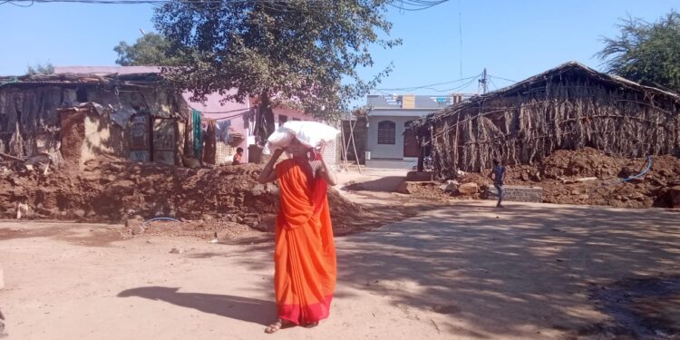 महिला एवं बाल विकास परियोजना पेटलावद के द्वारा आंगनवाड़ी कार्यकर्ता कौ टि एच आर उठाने कौ किया मजबुर