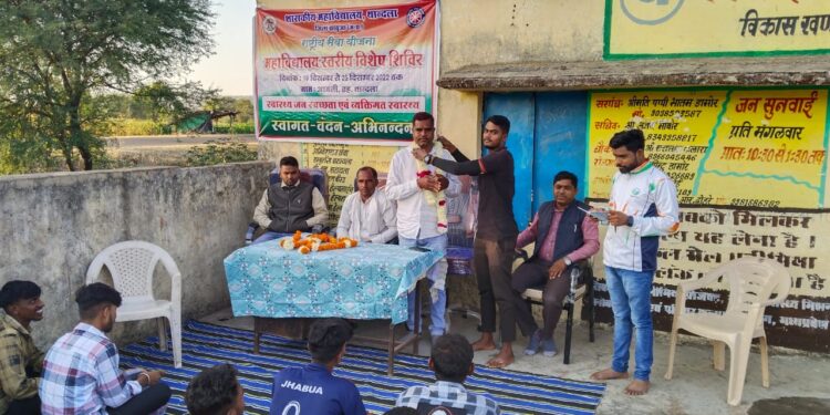 थांदला द्वारा ग्राम पंचायत आमली में सात दिवसीय शिविर का शुभारंभ दीप प्रज्जवलित कर किया गया।