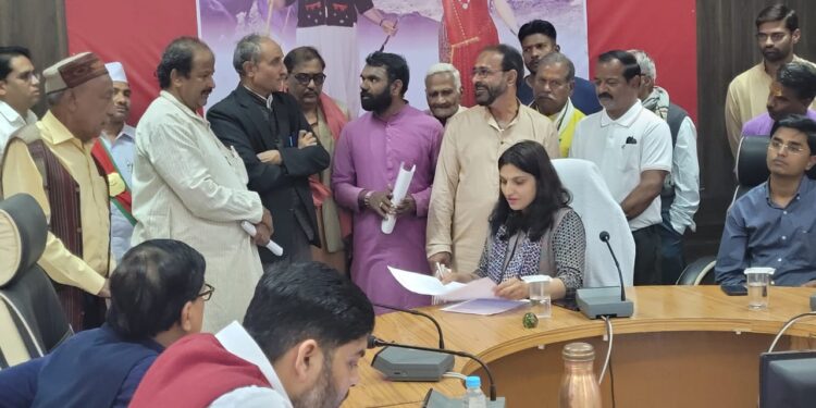 रल्यावन ग्राम पंचायत झावलिया तहसील पेटलावद जिला झाबुआ का कोटवार पद से हटाने के संबंध में जन सुनवाई मे आवेदन प्रस्तुत किया गया ।