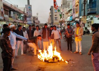 राहुल गांधी जी पर टिप्पणी की गायक कलाकार मनोज मुंतशिर का सुवासरा नगर में पुतला दहन युवा कांग्रेस विधानसभा अध्यक्ष राहुल जैन के नेतृत्व में किया गया ।