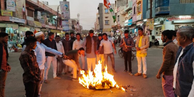 राहुल गांधी जी पर टिप्पणी की गायक कलाकार मनोज मुंतशिर का सुवासरा नगर में पुतला दहन युवा कांग्रेस विधानसभा अध्यक्ष राहुल जैन के नेतृत्व में किया गया ।