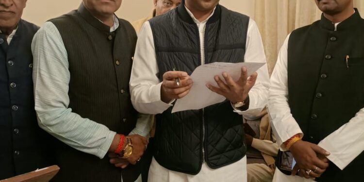 सुवासरा विधानसभा क्षेत्र क्रमांक 226 के भावी प्रत्याशी श्याम सिंह चौहान भोपाल में मध्य प्रदेश शासन के पूर्व नगरीय प्रशासन मंत्री जयवर्धन सिंह से मुलाकात कर सुवासरा क्षेत्र को लेकर रूबरू हुए