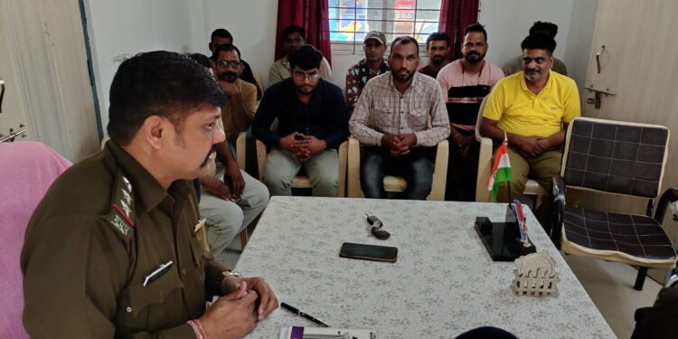 यातायात पुलिस झाबुआ द्वारा ऑटो चालकों की ली गई मीटिंग।